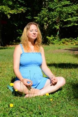 una-donna-incinta-sta-meditando